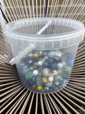Emmer met oude knikkers en bonken +/- 4 kilo beschikbaar voor biedingen