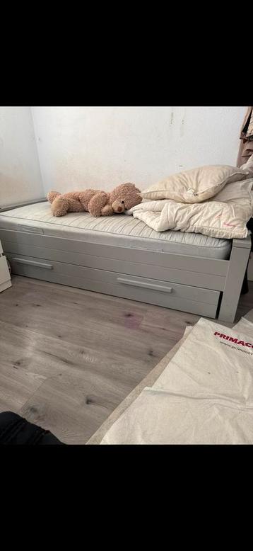 Een grijze bed met onderbed en bachtkadtkw van demnid wood beschikbaar voor biedingen