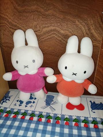 2 x Nijntje knuffel met rammelaar roze en oranje 21 en 23 cm beschikbaar voor biedingen