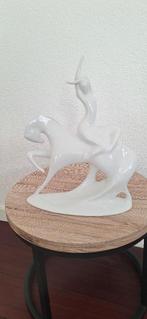 Porselein "WIT PAARD MET VROUW' , hoogte 36cm., Verzamelen, Beelden en Beeldjes, Ophalen, Zo goed als nieuw, Dier