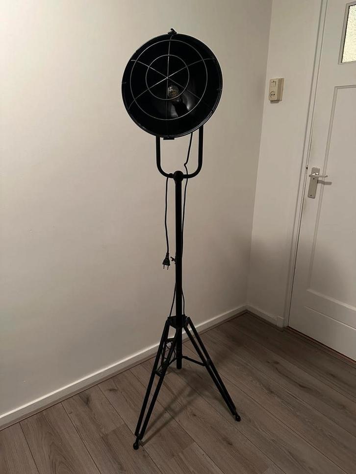 Industriële vloerlamp op statief – zwarte spotlightstijl, Audio, Tv en Foto, Fotografie | Fotostudio en Toebehoren, Zo goed als nieuw