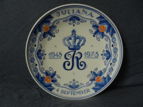 Porceleyne Fles jubileum bord Juliana 1948-1973 d. 18,2 cm., Antiek en Kunst, Antiek | Keramiek en Aardewerk, Ophalen of Verzenden