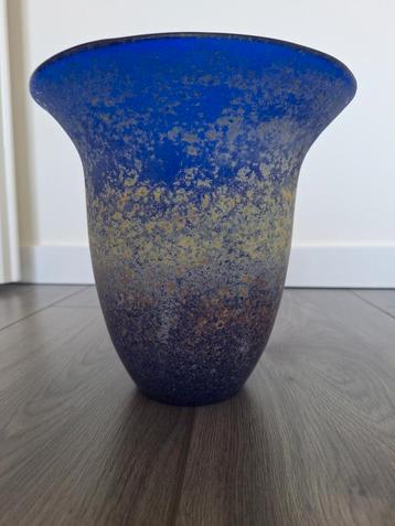 Unieke handgeblazen glas vaas – blauw met spatter beschikbaar voor biedingen