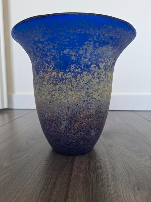 Unieke handgeblazen glas vaas – blauw met spatter, Huis en Inrichting, Woonaccessoires | Vazen, Zo goed als nieuw, Blauw, Minder dan 50 cm