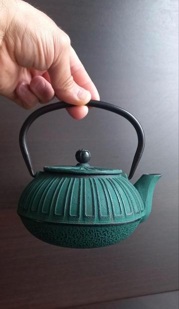 Japanse gietijzeren theepot met rechthoekig patroon  beschikbaar voor biedingen