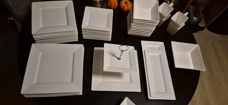 Groot wit vierkant serviesset - Zo goed als nieuw, Huis en Inrichting, Keuken | Servies, Zo goed als nieuw, Compleet servies, Effen