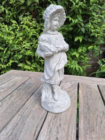 Beeld meisje met mandje 38 cm. beschikbaar voor biedingen