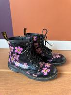 Super vrolijke Dr. Martens zwart roze bloemetjes maat 33,5, Kinderen en Baby's, Ophalen of Verzenden, Zo goed als nieuw, Meisje