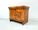 Vintage French Handmade Brutalist Burl Wood Cabinet, 1950s., Met deur(en), Rt, Art Deco, Overige houtsoorten