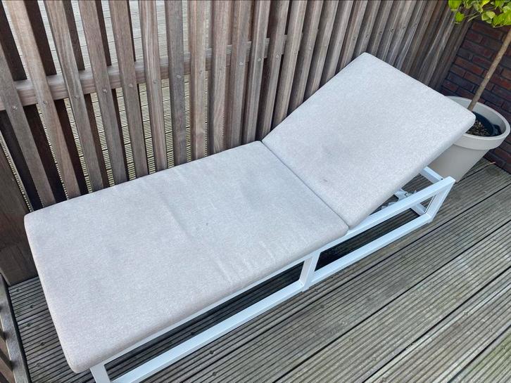 Karwei ligbed aliminum met kussen, Tuin en Terras, Ligbedden, Gebruikt, Aluminium, Verstelbaar, Ophalen