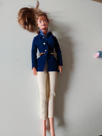 Oude Barbie pop met originele kleding beschikbaar voor biedingen