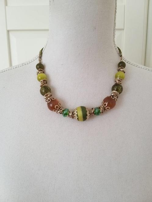 Groene en bruine kralen ketting, Sieraden, Tassen en Uiterlijk, Kettingen, Gebruikt, Overige materialen, Zilver, Met hanger, Verstelbaar