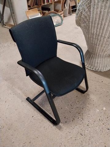 4 stoelen beschikbaar voor biedingen