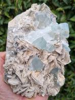 Mooie aquamarijn kristallen met mica op matrix, Ophalen of Verzenden, Mineraal