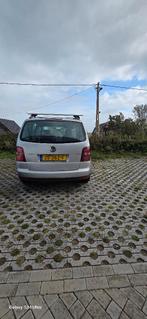 Volkswagen Touran 1.6 75KW 2007 Grijs, Auto's, Volkswagen, Voorwielaandrijving, Stof, 74 €/maand, Zwart