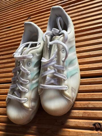 Adidas superstar Futureshell beschikbaar voor biedingen