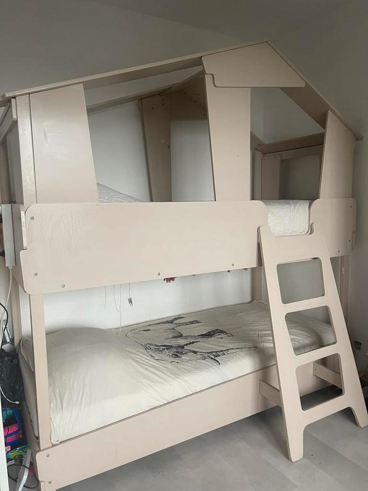 Mooie Houten Hut Stapelbed te Koop!, Kinderen en Baby's, Kinderkamer | Stapelbedden en Hoogslapers, Gebruikt, Stapelbed, Ophalen