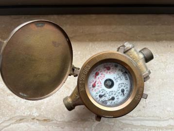 Vintage koperen watermeter beschikbaar voor biedingen