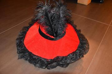 Rood/zwarte dameshoed beschikbaar voor biedingen