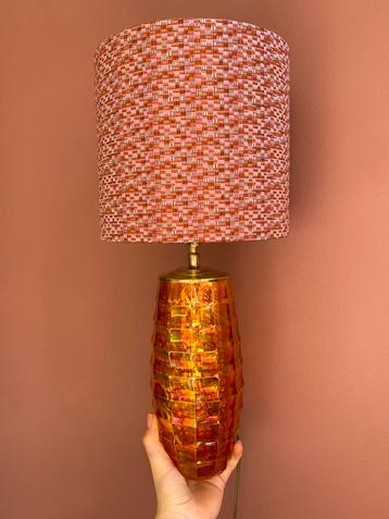 Oranje vintage vaas-lamp met roze oranje lampenkap beschikbaar voor biedingen