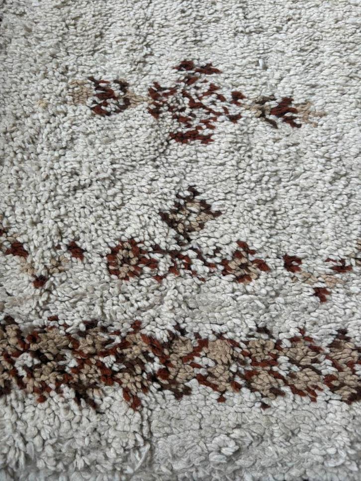 Wollen vloerkleed gebriken wit & bruin hand gekupft, Huis en Inrichting, Stoffering | Tapijten en Kleden, Zo goed als nieuw, 50 tot 100 cm