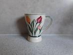 Mok 11 cm. Crème Tulpen Vic's Handpainted, Ophalen of Verzenden, Zo goed als nieuw, Overige stijlen, Kop(pen) en/of Schotel(s)
