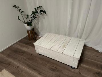 Witte salontafel op wieltjes beschikbaar voor biedingen