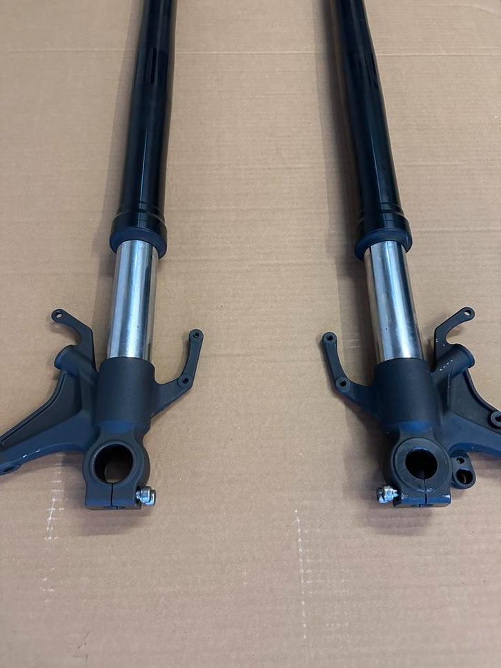 Yamaha mt 10 voorpoten /voorvork, Motoren, Onderdelen | Yamaha, Verzenden