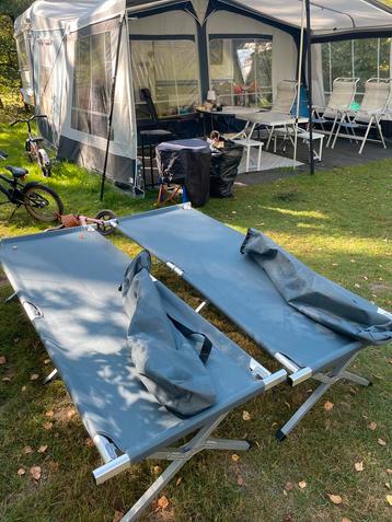 Twee  zgan veldbedjes te koop beschikbaar voor biedingen