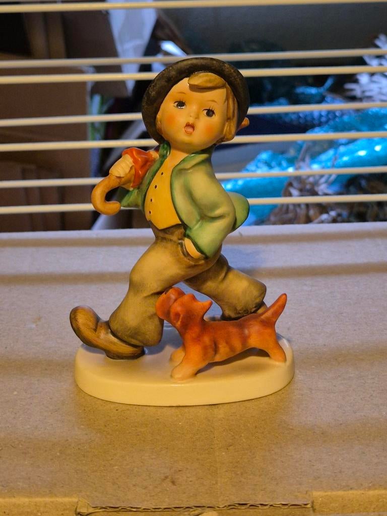 Hummel beeldje - Wandelaar met hond, Antiek en Kunst, Antiek | Keramiek en Aardewerk, Ophalen of Verzenden