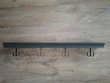 Wandschap met ophanghaken voor kleding of decoratie beschikbaar voor biedingen