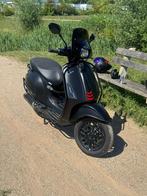 Vespa sprint 2023 mat zwart, Fietsen en Brommers, Scooters | Vespa, Ophalen, Zo goed als nieuw, Benzine