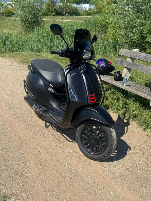 Vespa sprint 2023 mat zwart, Fietsen en Brommers, Scooters | Vespa, Zo goed als nieuw, Benzine, Ophalen