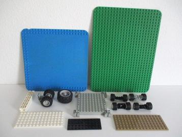 lego platen met onderdelen + wielen beschikbaar voor biedingen