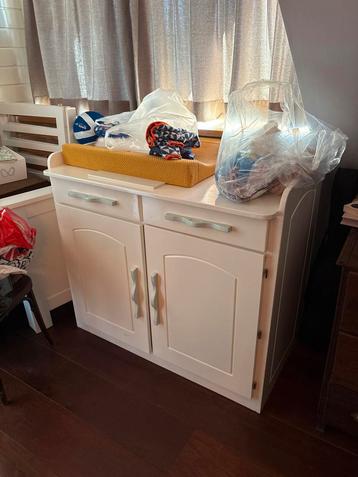 Mooie houten commode met aankleedkussen beschikbaar voor biedingen