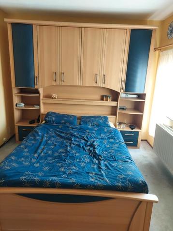 bed 140x200 cm. met ombouw en kledingkast  beschikbaar voor biedingen