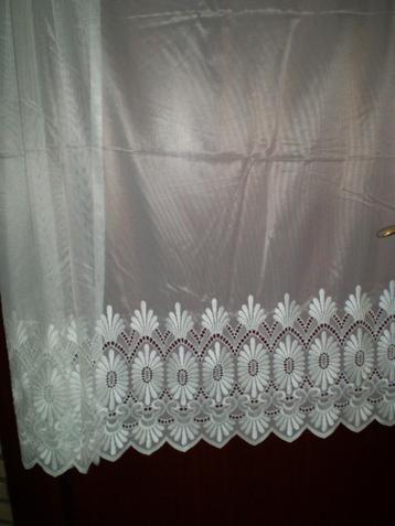 Vitrage voor vier ramen met mooie randbewerking beschikbaar voor biedingen