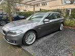 BMW 5-Serie Touring (f11 528i 245pk Aut. 2016 Grijs, Auto's, Origineel Nederlands, Te koop, Zilver of Grijs, 5 stoelen