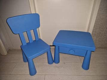 kinder stoel en een leuk bureautjes met laden is van Ikea  beschikbaar voor biedingen