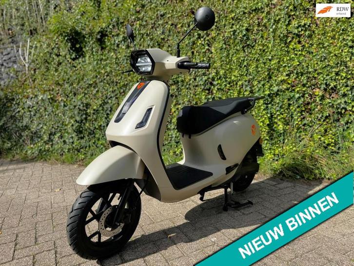 Yadea Bromscooter Owin 25-45km Electrisch Scooter NIEUW STIJ, Fietsen en Brommers, Brommers | Overige merken, Gebruikt
