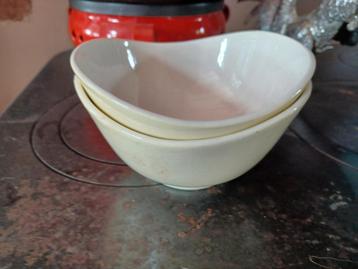 2 pastel nierschalen regout  beschikbaar voor biedingen