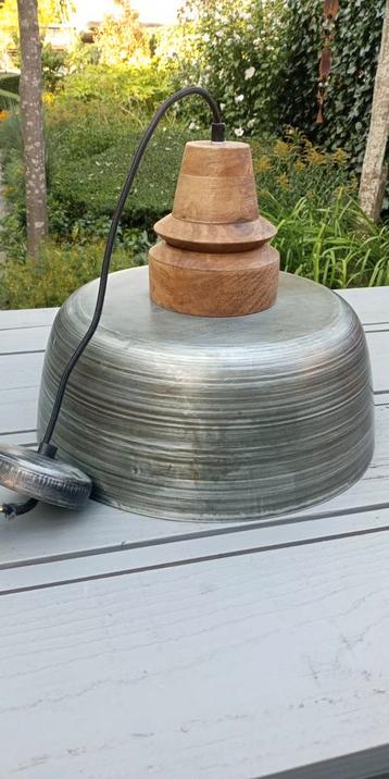 Metalen plafondlamp met houten accent beschikbaar voor biedingen