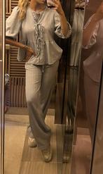 Grijs ambika pak strikjes, Ophalen of Verzenden, Gedragen, Maat 38/40 (M), Grijs