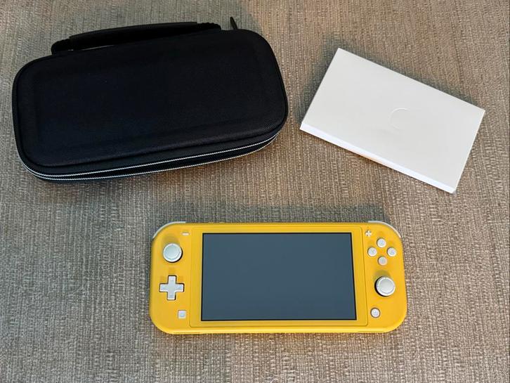 Gele Nintendo Switch Lite met spel en accessoires, Spelcomputers en Games, Spelcomputers | Nintendo Switch Lite, Zo goed als nieuw