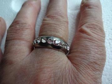Zilverkleurige ring op voorkant rijtje strass glimmers  beschikbaar voor biedingen