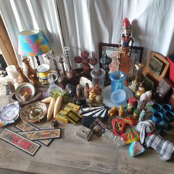 9 dozen met mooie spullen voor de verkoop / rommelmarkt beschikbaar voor biedingen