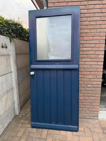 Voordeur beschikbaar voor biedingen