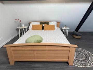 Houten Tweepersoonsbed met Matras – In Uitstekende Staat beschikbaar voor biedingen