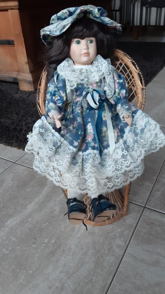 Mooie pop in rieten stoeltje, Antiek en Kunst, Antiek | Speelgoed, Ophalen of Verzenden