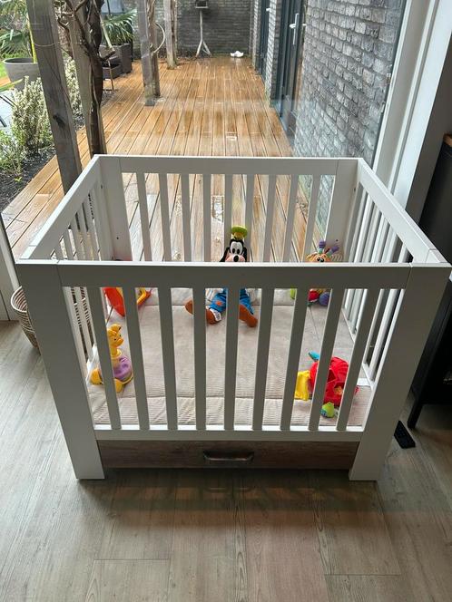 Witte box van Kids Mill inclusief lade en boxkleed, Kinderen en Baby's, Boxen, Zo goed als nieuw, Boxkleed, Ophalen